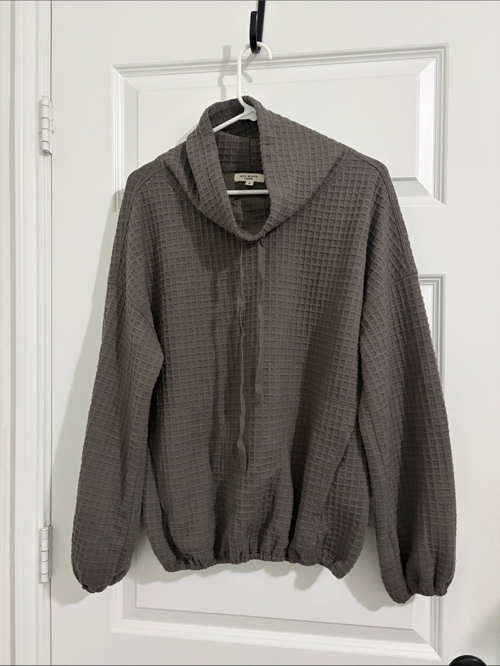 Max studio, London, waffle, mock neck, sweatshirt with pockets. size medium